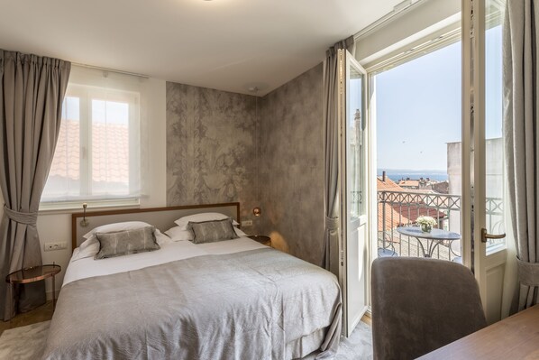 ملاءات للفراش لا تسبب الحساسية وألحفة محشوة بالريش وميني بار