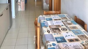 Una habitación acogedora con una cama de madera, un arco de pared de piedra y suelo de baldosas.