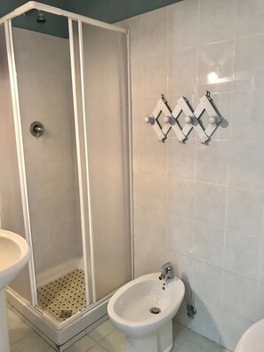 Comfort Apartment, 1 Bedroom, Terrace, Sea View | Bathroom | Shower, free toiletries, hair dryer, slippers - B&B Il Nido (Camerota)