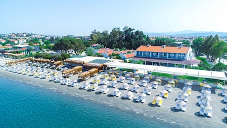 Playa privada, sillas reclinables de playa, sombrillas
