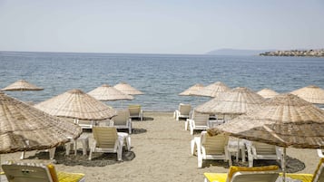 Playa privada, sillas reclinables de playa, sombrillas
