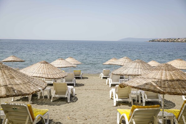 Private beach, sun loungers, beach umbrellas - Teos Ormanci Tatil Koyu (Seferihisar)