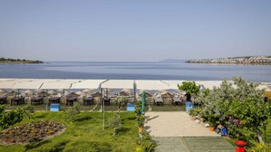 Una località balneare con posti a sedere sulla spiaggia e vista mare.