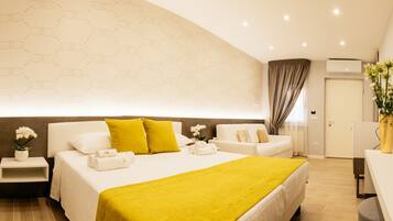 Una habitación de hotel moderna con una cama grande, un sofá, una mesita y un escritorio.