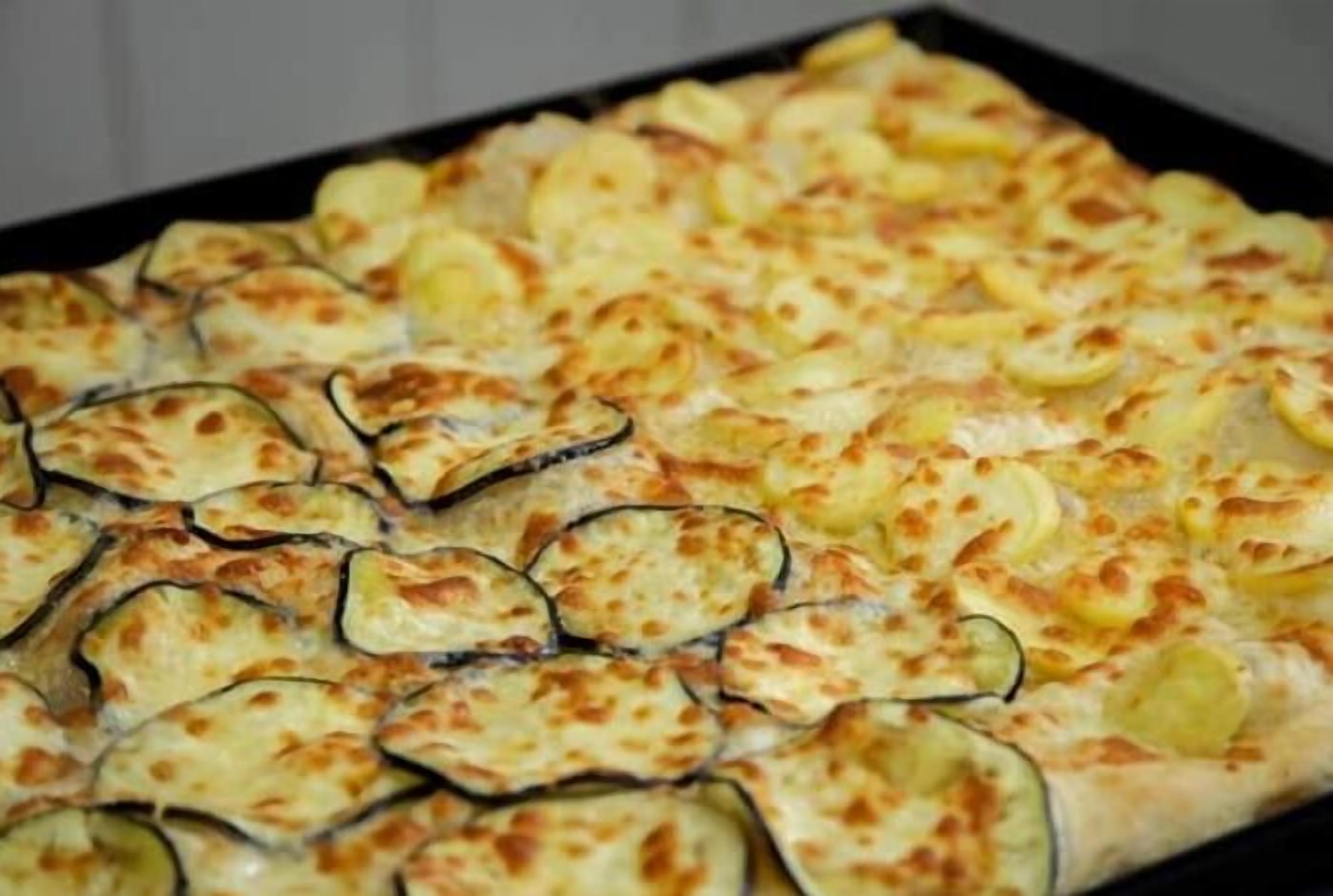 Una bandeja con rodajas de berenjena al horno.