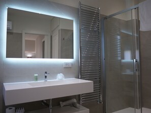 Exclusive Room | Bathroom | Shower, free toiletries, hair dryer, bathrobes - Golden Residence (Caianello)