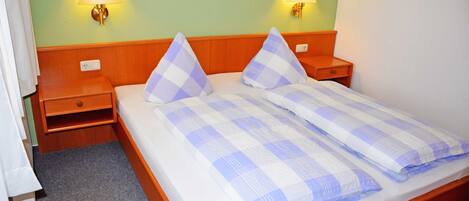 2 bedrooms, travel cot, WiFi, bed sheets