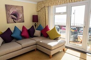 Apartament Premier, 1 llit doble i sofà llit, balcó | Sala d'estar | Televisor de pantalla plana 