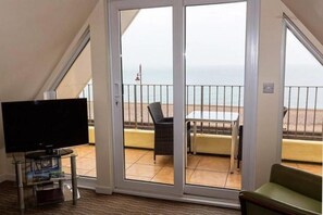 Apartamento, sacada | Área de estar | TV de tela plana