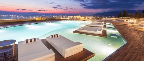 Außenpool (je nach Saison geöffnet), Sonnenschirme, Liegestühle