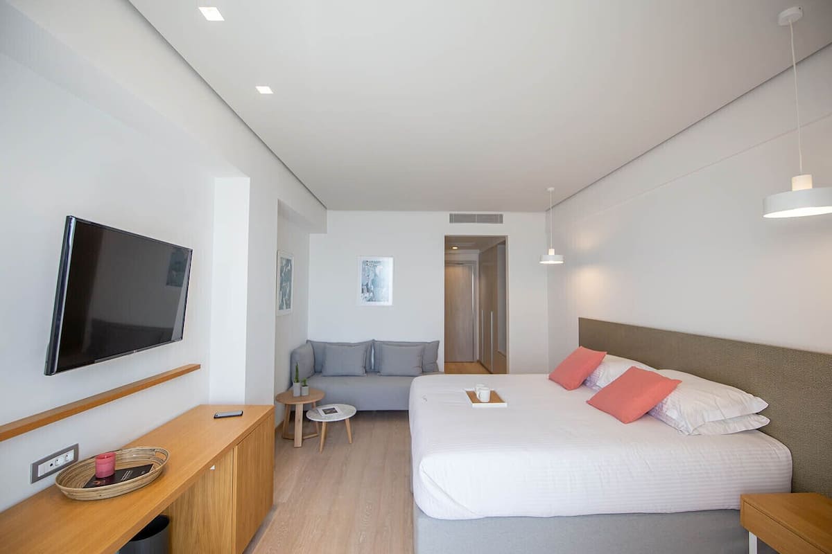 Habitación triple superior, balcón, vista al mar | 1 habitación, caja de seguridad en la habitación y escritorio