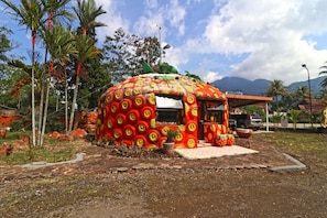 Desk, bed sheets - Hotel Agung Permata Artha (Garut)