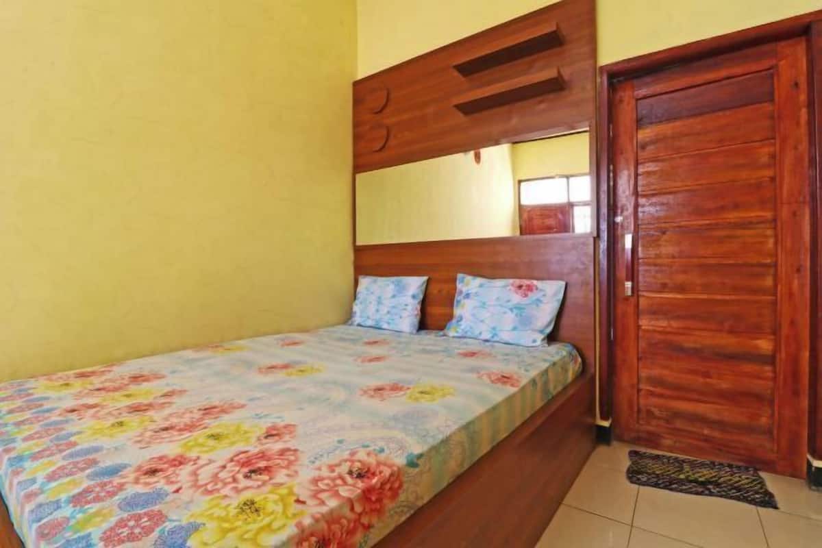 Desk, bed sheets