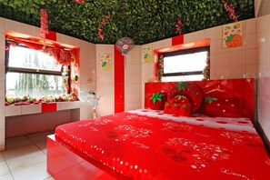 Family Room | Desk, bed sheets - Hotel Agung Permata Artha (Garut)