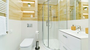 Estudio (Sarnia 7/19) | Baño | Regadera y toallas 