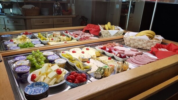 每日付費供應吃到飽自助式早餐
