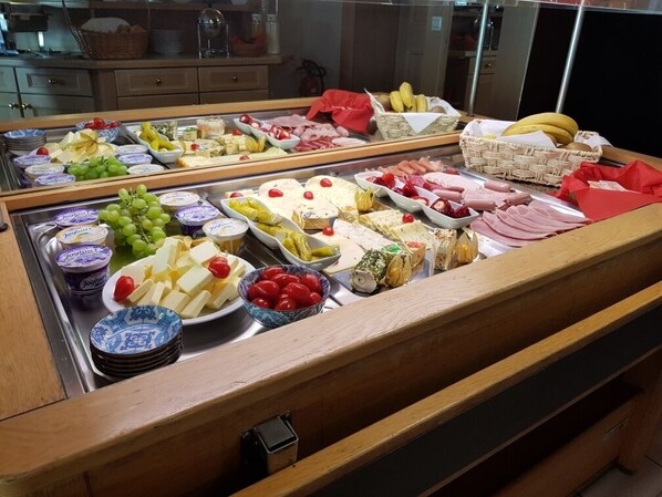 Petit déjeuner buffet (9.90 EUR par personne)