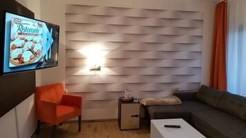 Comfort Room | Living room | Flat-screen TV