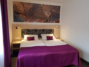 Minibar, bureau, lits bébé (en supplément), lits pliants/supplémentaires