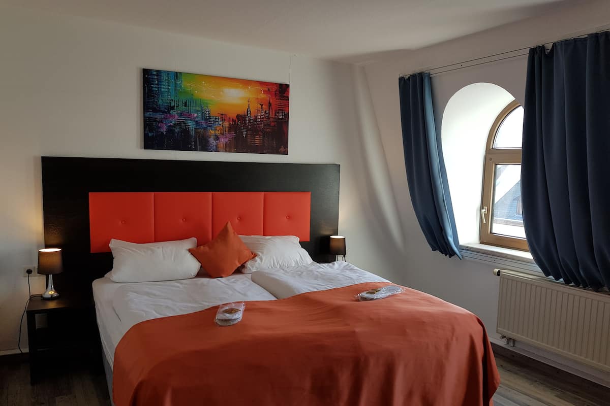 Chambre Confort | Minibar, bureau, lit de bĂ©bĂ© (supplĂ©ment), lit dâappoint (supplĂ©ment)