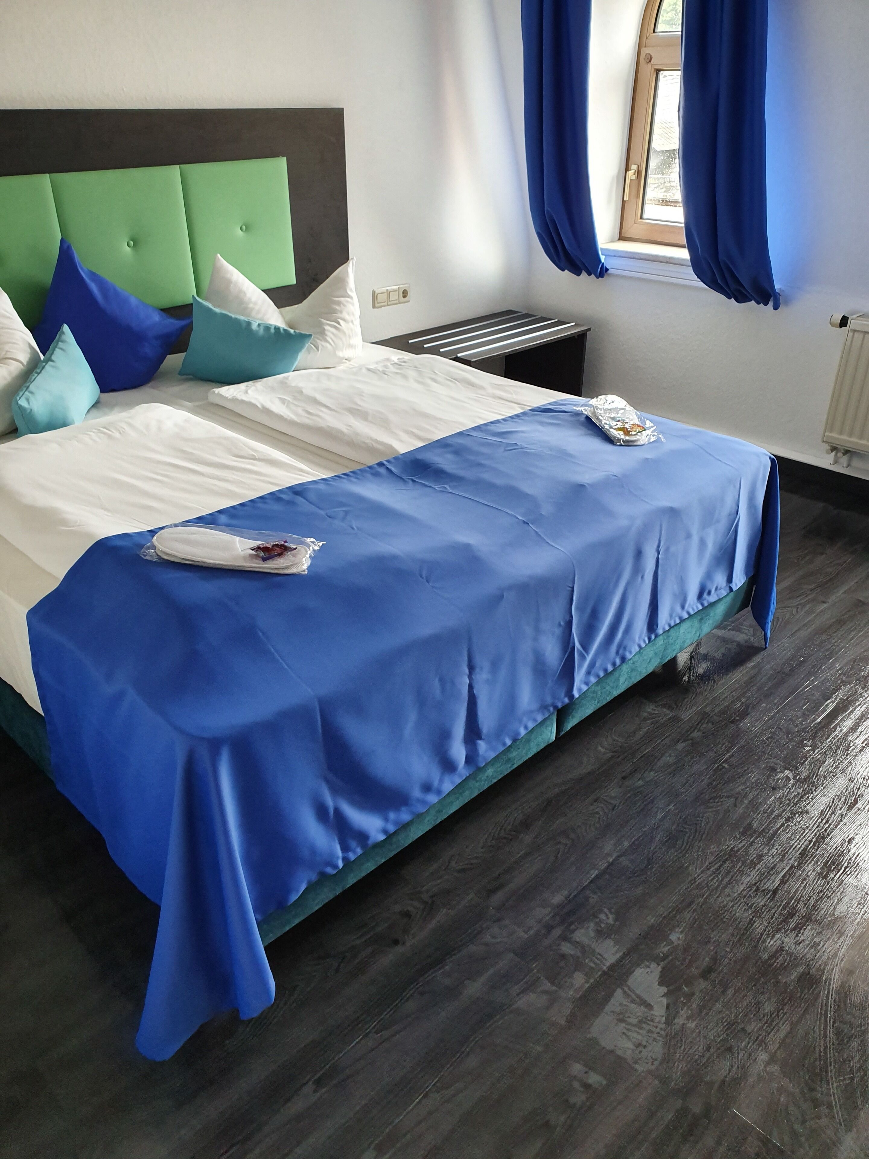 Double Room | Minibar, desk, cribs/infant beds, rollaway beds