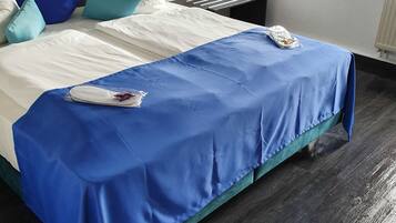Double Room | Minibar, desk, cribs/infant beds, rollaway beds
