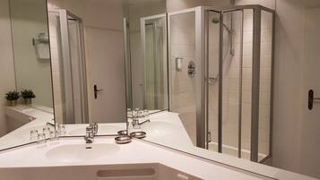 Komfortbadewanne, kostenlose Toilettenartikel, Haartrockner, Handtücher