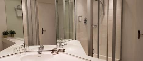 Baignoire profonde, articles de toilette (gratuits), séchoir à cheveux