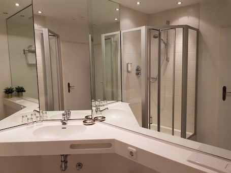 Deep soaking tub, free toiletries, hair dryer, towels. Hotel Stadt Milin