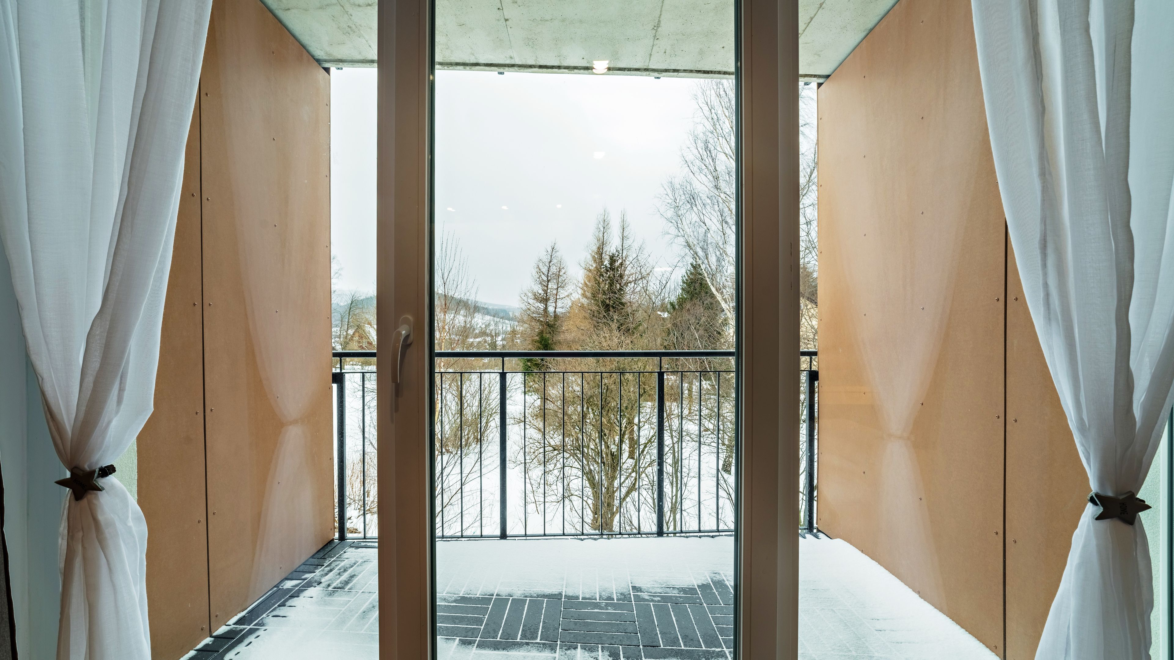 Estudio (21) | Espacio para trabajar con laptop y tabla de planchar con plancha 