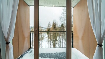 Espacio para trabajar con laptop y tabla de planchar con plancha 