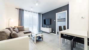 Appartement (3) | Espace de travail pour ordinateur portable, fer et planche à repasser