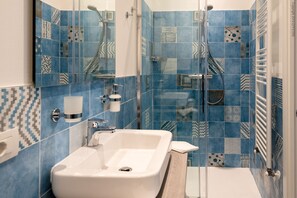 Chambre Double, 1 grand lit | Salle de bain