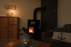 아파트, 발코니 | 거실 공간 | 위성 채널 시청이 가능한 43인치 평면 TV, LCD TV, 벽난로