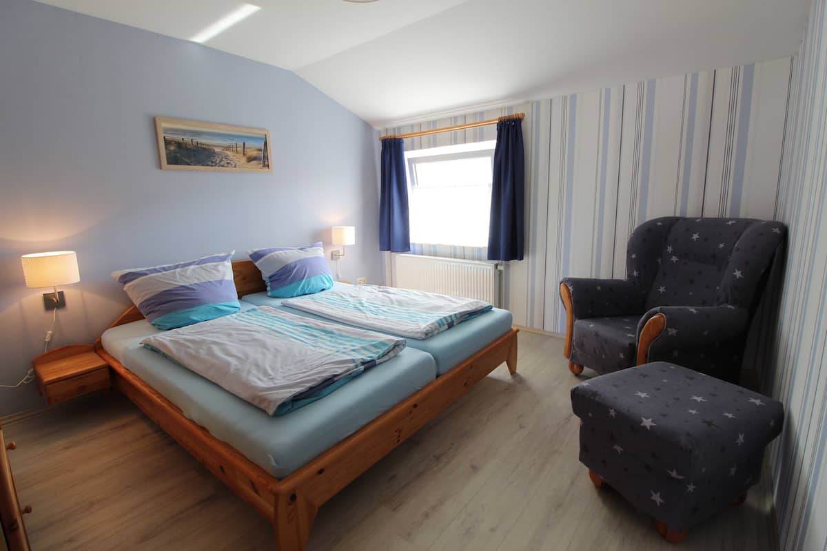 2 habitaciones, caja de seguridad en la habitación y escritorio 