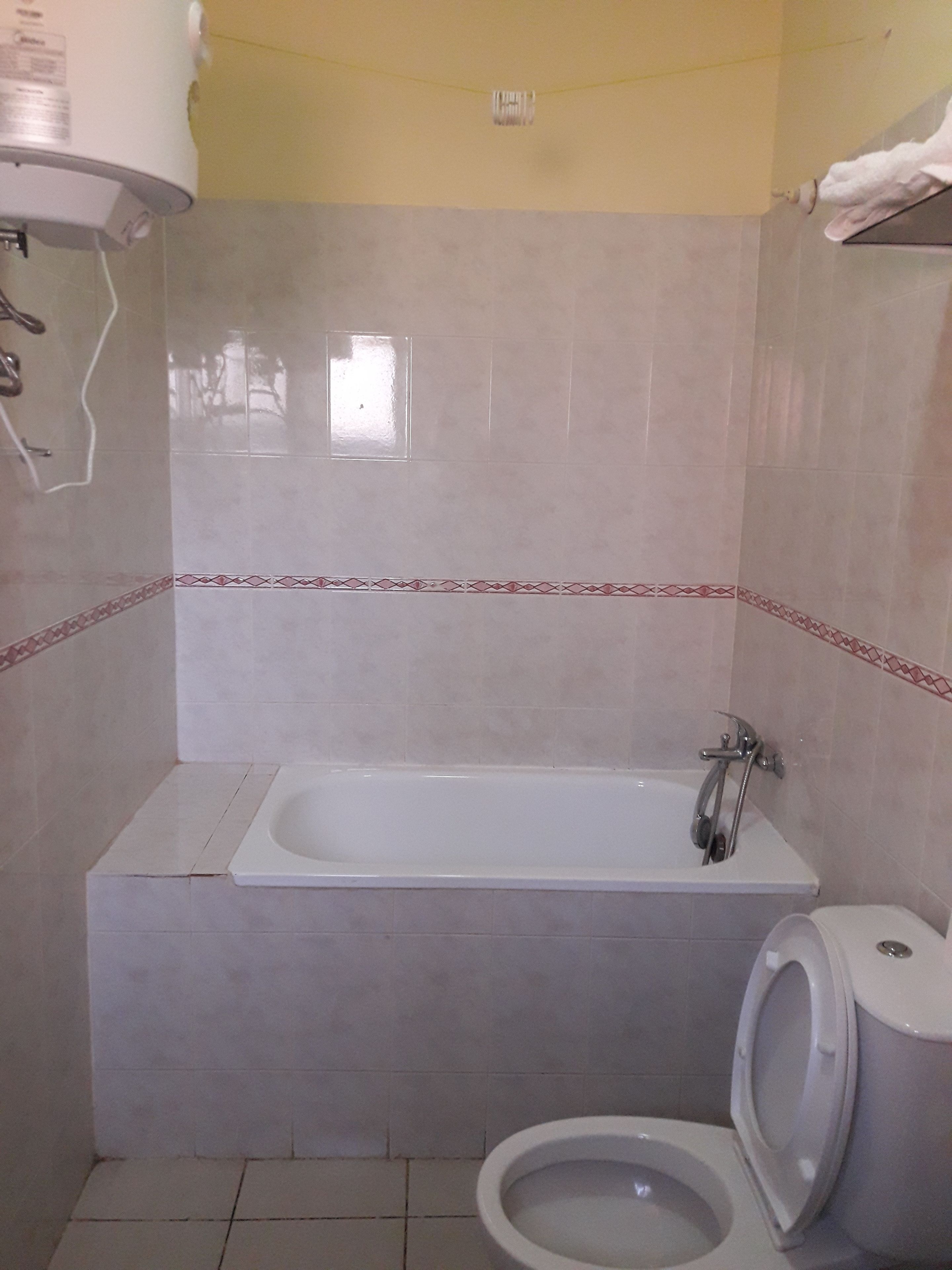 Kamar Ekonomi, 1 Tempat Tidur Double | Kamar mandi | Shower, pancuran hujan, perlengkapan mandi gratis, dan sandal