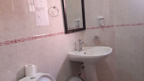 Economy Room, 1 Double Bed | Bathroom | Shower, rainfall showerhead, free toiletries, slippers - Best Morro Bento City Guest House (Luanda)