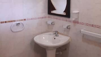 Quarto econômico, 1 cama de casal | Banheiro | Chuveiro, chuveiro com efeito de chuva, produtos de toalete grátis