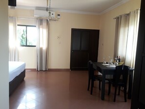 Exclusieve tweepersoonskamer, 1 tweepersoonsbed, balkon, uitzicht op de stad | Een bureau, geluiddichte muren, een strijkplank/strijkijzer, gratis wifi