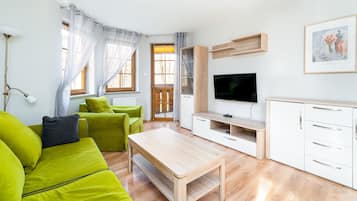 Apartamento (Przemysłowa 18/3) | Zona de estar | Televisión de plasma de 30 pulgadas con canales por cable