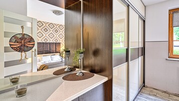 Espacio para trabajar con laptop, wifi gratis y ropa de cama 