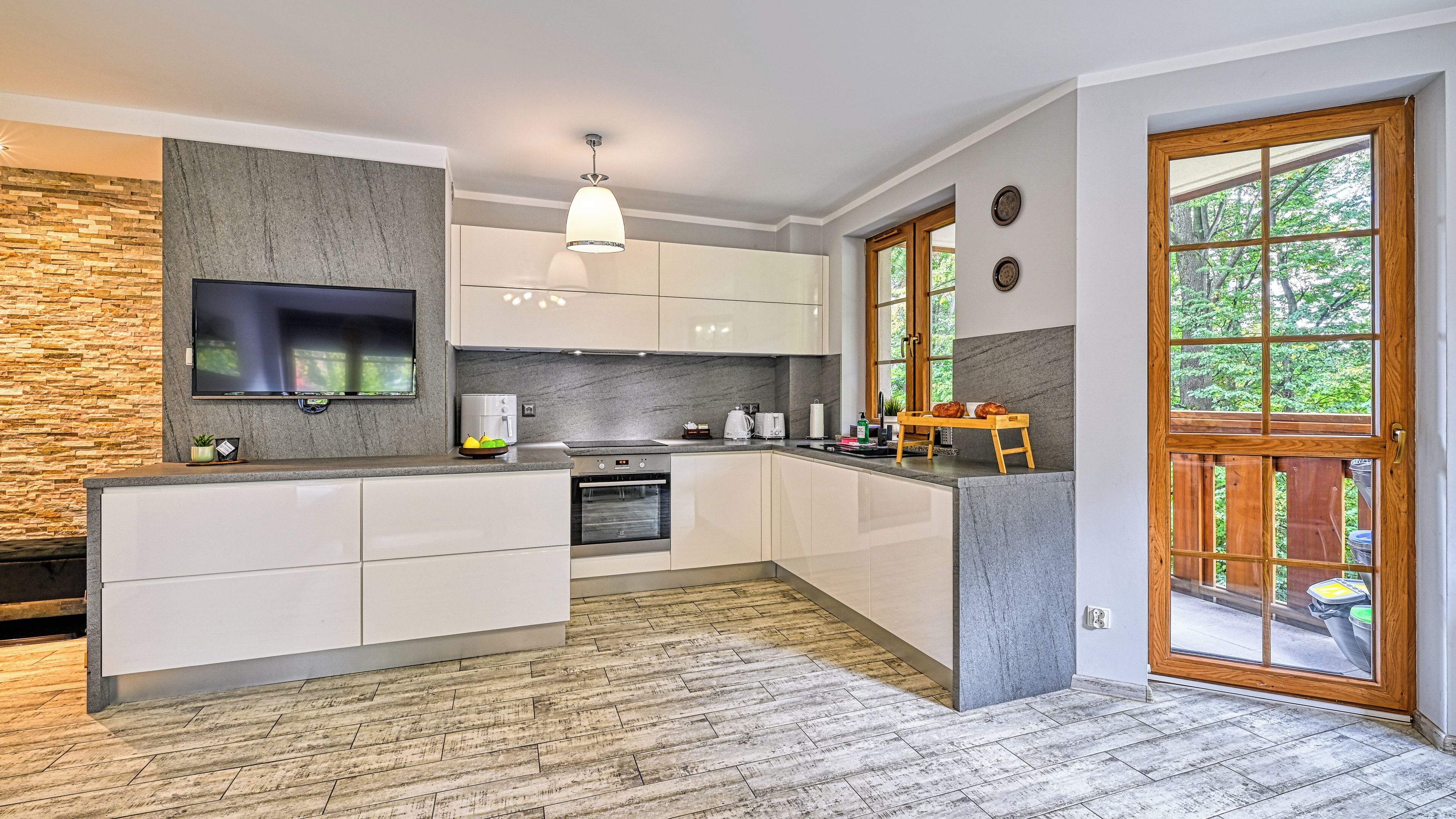 アパートメント (Przemysłowa 18A/16) | 専用キッチン | 冷蔵庫、電気ポット、調理器具と食器、ダイニングテーブル