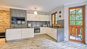 아파트 (Przemysłowa 18A/16) | 전용 주방 | 냉장고, 전기 주전자, 조리 도구/접시/주방 기구, 식탁