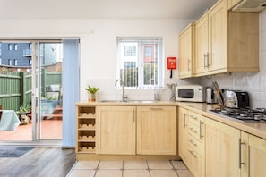 House, 5 Bedrooms | Private kitchen