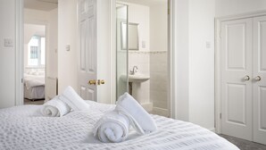 Een strijkplank/strijkijzer, gratis wifi, beddengoed