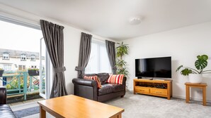 Huis, 5 slaapkamers | Woonkamer | Een flatscreentelevisie
