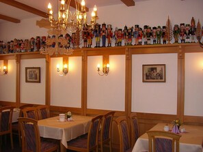Free daily buffet breakfast  - Hotel Goldene Sonne (Annaberg-Buchholz)