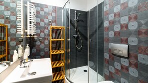 Estudio (3/11) | Baño | Ducha, toallas y papel higiénico