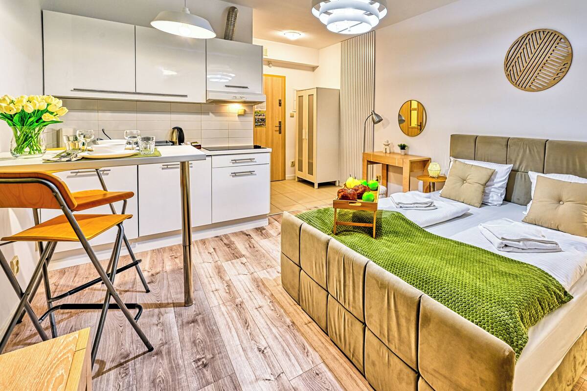 Studio (3/15A) | Laptop workspace, iron/ironing board, free WiFi, bed sheets