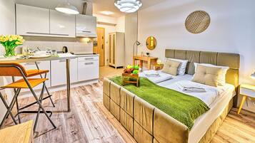 Studio (3/15A) | Laptop workspace, iron/ironing board, free WiFi, bed sheets